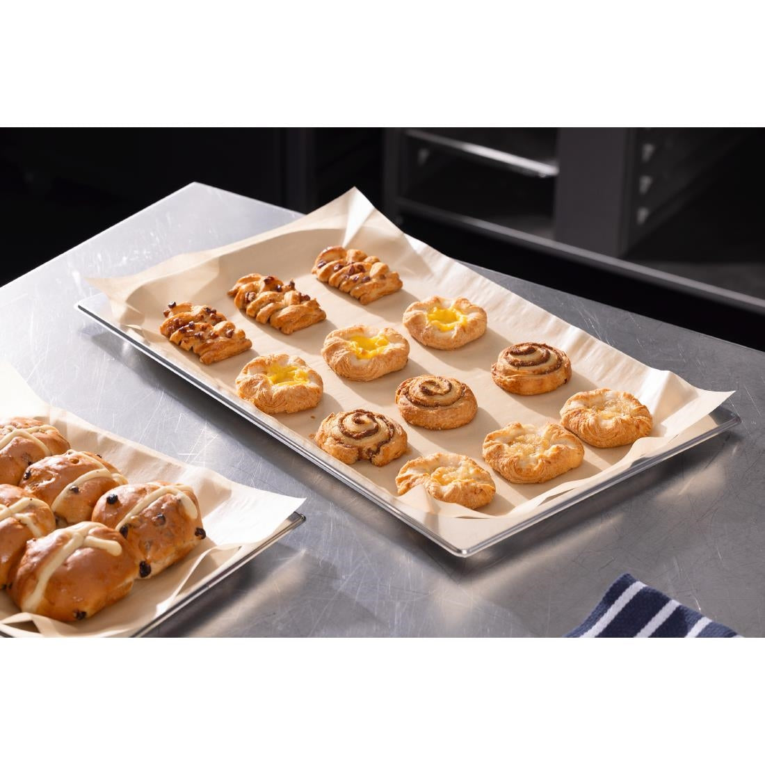 Vogue 1/1 GN Liner Baking Paper Kraft (200 Pack) (Greaseproof. 530(L)x325(W)mm. Pack Quantity: 200) • PAS-HY784