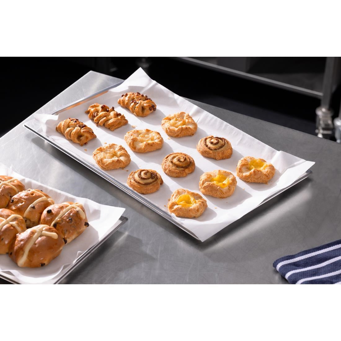Vogue 1/1 GN Liner Baking Paper White (200 Pack) (Greaseproof. 530(L)x325(W)mm. Pack Quantity: 200) • PAS-HY785