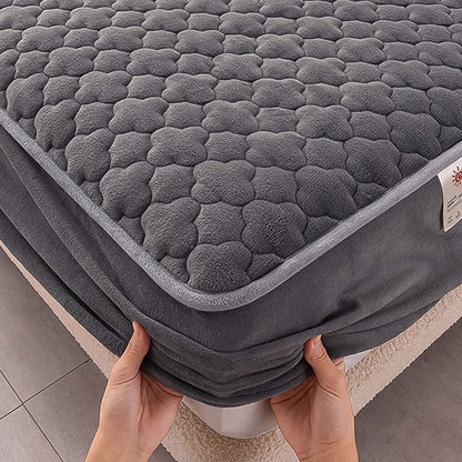 SOGA Grey 138cm Wide Mattress Cover Thick Quilted Fleece Stretchable Clover Design Bed Spread Sheet Protector with Pillow Covers • LUZ-BCover7001
