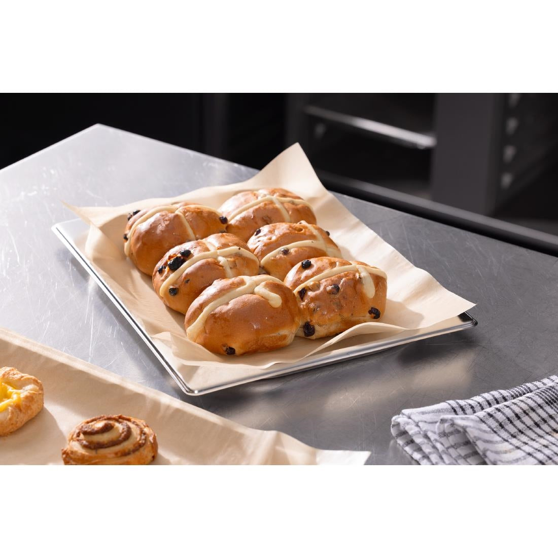 Vogue 1/2 GN Liner Baking Paper Kraft (200 Pack) (Greaseproof. 325(L)x265(W)mm. Pack Quantity: 200) • PAS-HY786