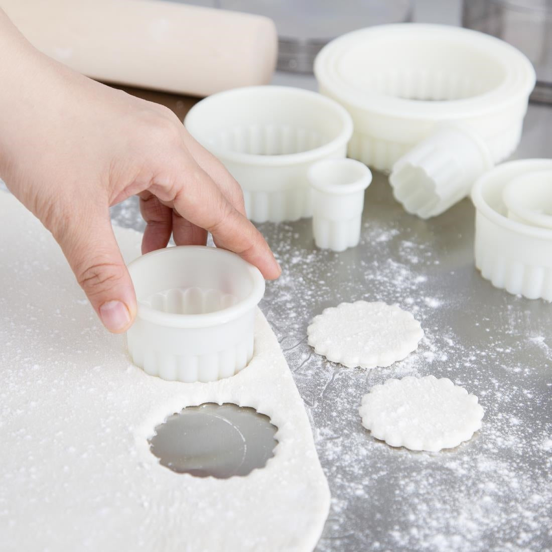 Vogue Serrated Round Pastry Cutters Nylon (9 Pack) • PAS-JA523